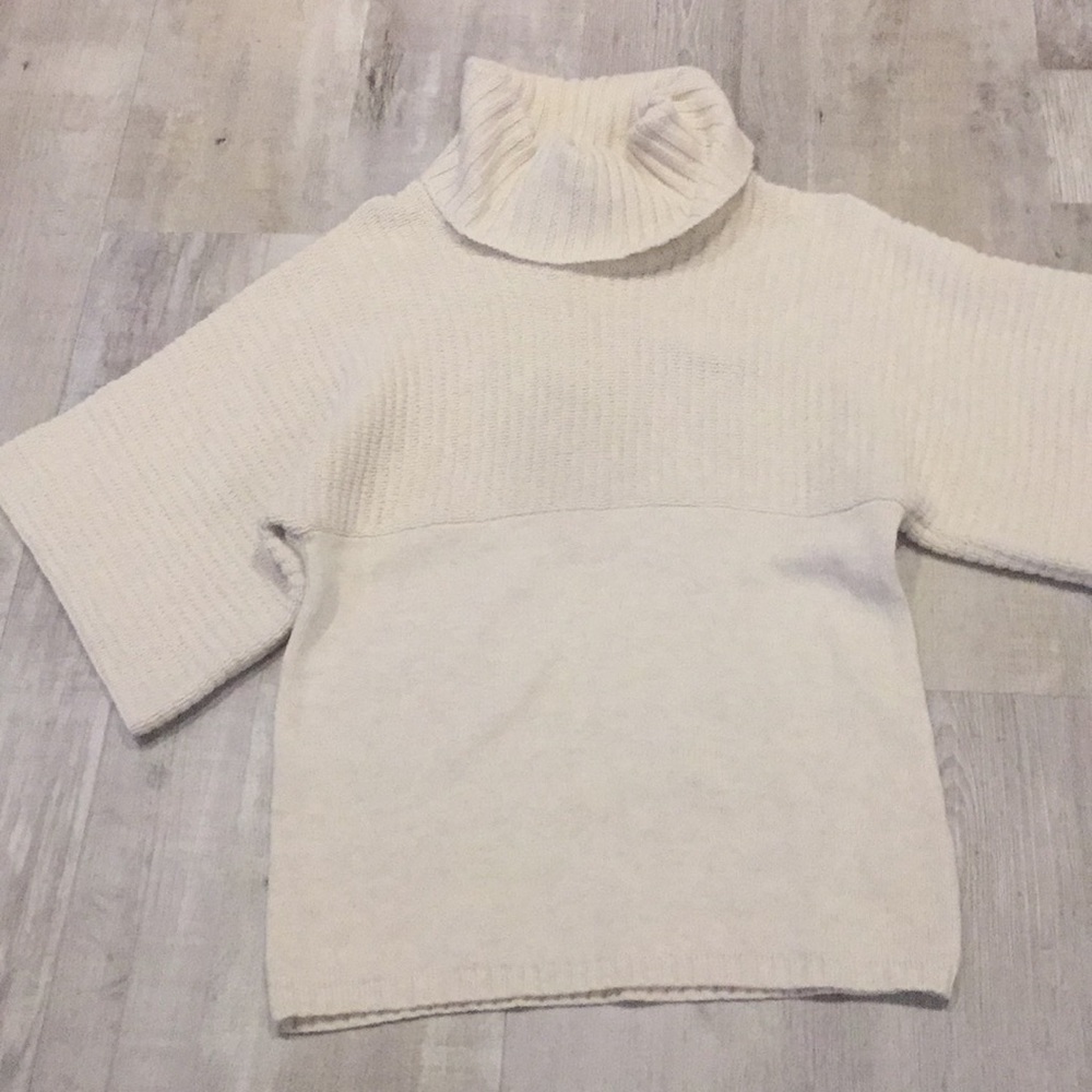 Beautiful BCBG SWEATER